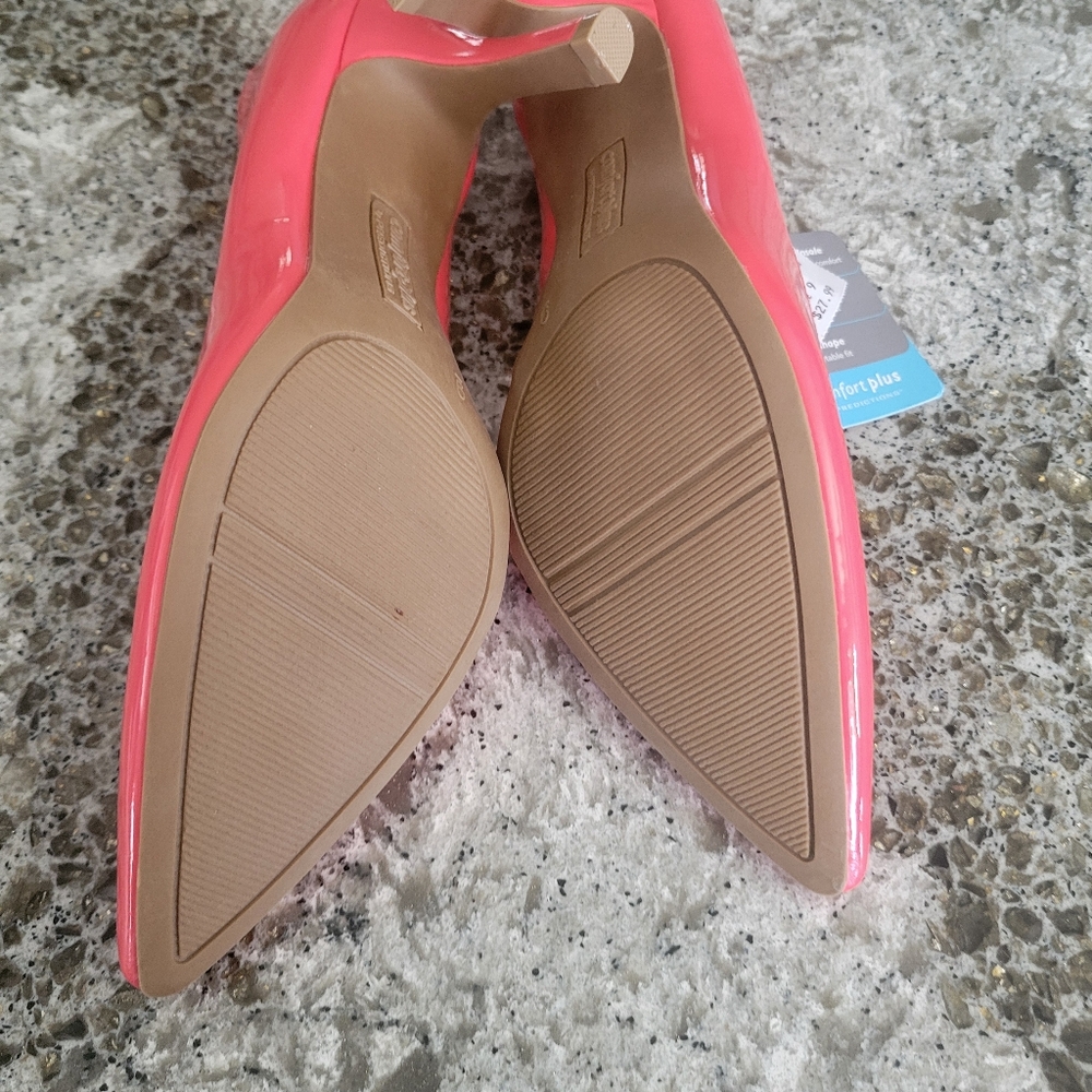 New With Tags Coral comfort plus pointy toe heels (size 9) by Predictions